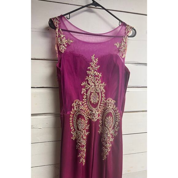 Absolutely Gorgeous Form-Fitting Mermaid Style Evening Gown w/ Gold Embroidery - Picture 7 of 8